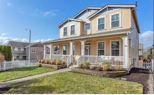 Mansion with impeccable views of sky divers! - Everett