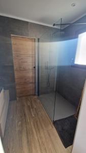 Maisons d'hotes Halte Provence - 2 chambres - Piscine - Salle de bain privee - Parking gratuit : Chambre Quadruple avec Salle de Bains Privative