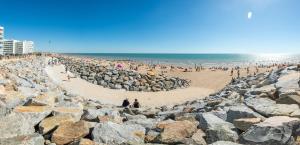 Aux Mouettes les pieds dans leau accès direct à la place 5 personnes