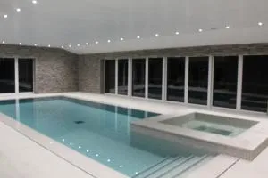 Private Four Bedroom Cottage With Pool - 莱德沙姆