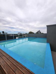 Depto céntrico en Pinamar con parrilla y piscina en la terraza