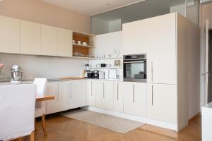 Skyscraper Amazing Castle & City View Apartment