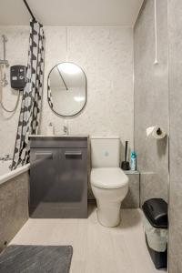 Modern and Stylish 1-Bed Apartment in Dundee City Centre - Perfect for Short or Long Stays & Contractors