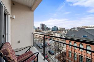 Luxury Apt - Penthouse - King Bed Gym Pkg Pool NEW