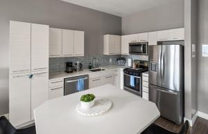 Luxury Apt - Penthouse - King Bed Gym Pkg Pool NEW