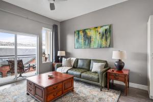 Luxury Apt - Penthouse - King Bed Gym Pkg Pool NEW