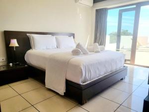 ENJOY House with Large Pool & Jacuzzi