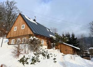 Roubenka mezi stromy s wellness