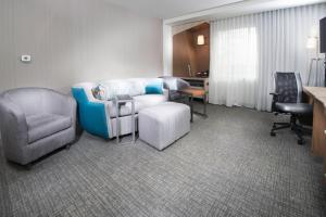 1 Bedroom 2 room Suite, 1 King, Sofa bed, Corner room room in Courtyard Largo Medical Center Drive