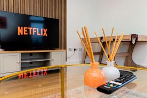 Modern 2BR Penthouse - Extended Stays, Free Parking & Fast Wi-Fi