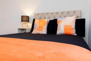 Modern 2BR Penthouse - Extended Stays, Free Parking & Fast Wi-Fi