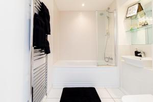 Modern 2BR Penthouse - Extended Stays, Free Parking & Fast Wi-Fi