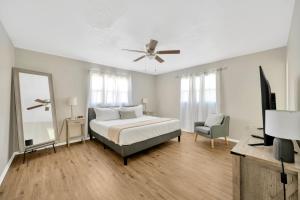 Getaway with Heated Pool and fence by Siesta Key Beach