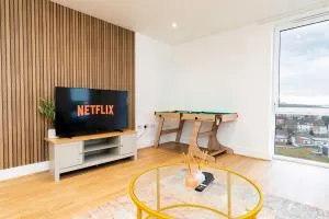 Modern 2BR Penthouse - Extended Stays, Free Parking & Fast Wi-Fi - Hythe