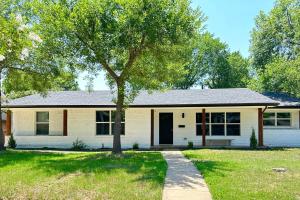 14 Mi to Dallas Irving Escape with Patio and Fire Pit - 3hvězdičkové hotely ve městě Irving