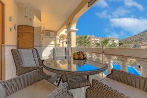 Cozy 2 bedroom apartment with pool view and 2 bathrooms in Los Cristianos
