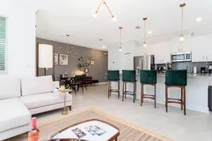 La Vita E Bella 4 Bedroom Storey Lake Condo - Campbell