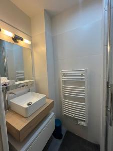 free parking! great central apartment with sea view