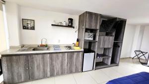 S06 SUITE DOBLE Premium Suite TEC CEM con Cocineta WiFi Balcón Parking Terraza