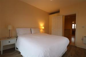 Kincora Harbour Holiday Home -Ideal for Families Contractors Cheapest Price