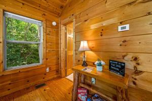 Gorgeous Lovers Retreat! 5 star rated, Free Tix to Dollywood, etc Hot tub, Indoor Jacuzzi, Views!