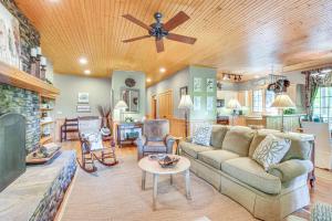 Mountain Time Cashiers Condo with Deck and Views!