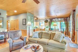 Mountain Time Cashiers Condo with Deck and Views!