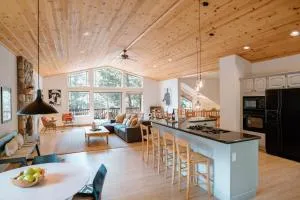 Beautiful And Spacious Home - Walk To Lake & Beach - Pomins