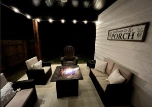 New Stunning and Vibrant Kitchen-Smart TVs-Modern Gas Firepit-Free Parking