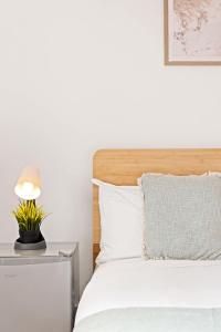 Classic Double Room - Quaint Place in South Hurstville - Shared Bathroom