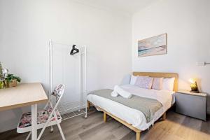 Classic Double Room - Quaint Place in South Hurstville - Shared Bathroom