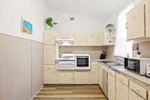 Classic Double Room - Quaint Place in South Hurstville - Shared Bathroom