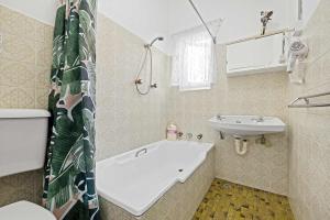 Serene Double Room - Cozy hideaway in South Hurstville - Shared Bathroom