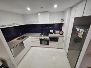 Circle On Cavill - Paradise Stayz