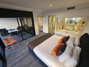 Circle On Cavill - Paradise Stayz