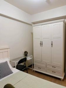 Tan condo city view 01