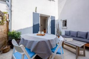 Cosy courtyard apartment within 15min walk from old town