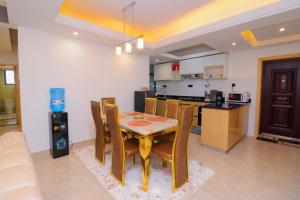 Lux Suites Urban Oasis Apartment