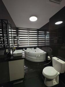 Sheryll Escapes - La Grande Penthouse 1 bedroom with private jacuzzi & Netflix!