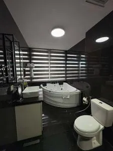 La Grande Penthouse 1 bedroom with private jacuzzi & Netflix! - Pangpang