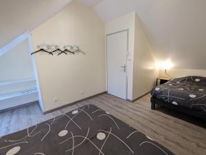 Maisons de vacances Gite convivial avec climatisation, 4 chambres, terrasse, parking - 6 pers. - FR-1-590-567 : photos des chambres
