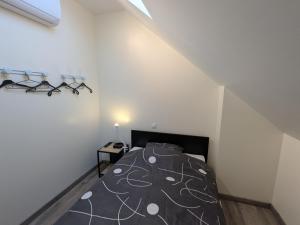 Maisons de vacances Gite convivial avec climatisation, 4 chambres, terrasse, parking - 6 pers. - FR-1-590-567 : photos des chambres