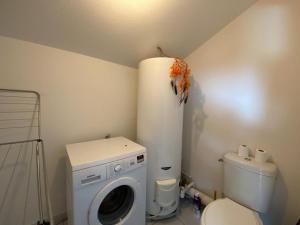 Spacieux Duplex en Centre-Ville avec Parking et Animaux Acceptés - FR-1-413-254
