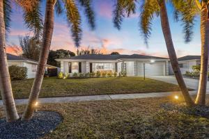 Resort Villa! Heated Pool with Golf plus Firepit and Turf Sports