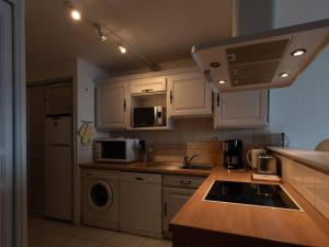 Le Lavandou, T2 lumineux, accès direct plage, parking privé - FR-1-803-79