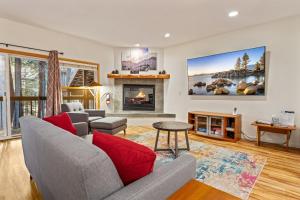 2 Miles to Palisades Ski Resort w Free Shuttle!