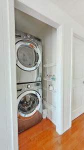 Hilltop Lakeview Hideaway- 2BR 2BATH with romantic sunsets