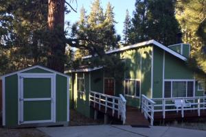 Spacious cozy chalet huge deck over seasonal creek