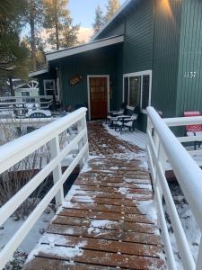 Spacious cozy chalet huge deck over seasonal creek