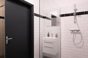 Cozy Room w Shared Kitchen, Fast WiFi Near Station